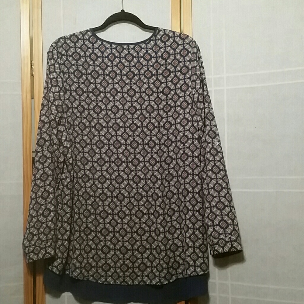 NWOT Black  Rainn Tile Print Top - Picture 3 of 8